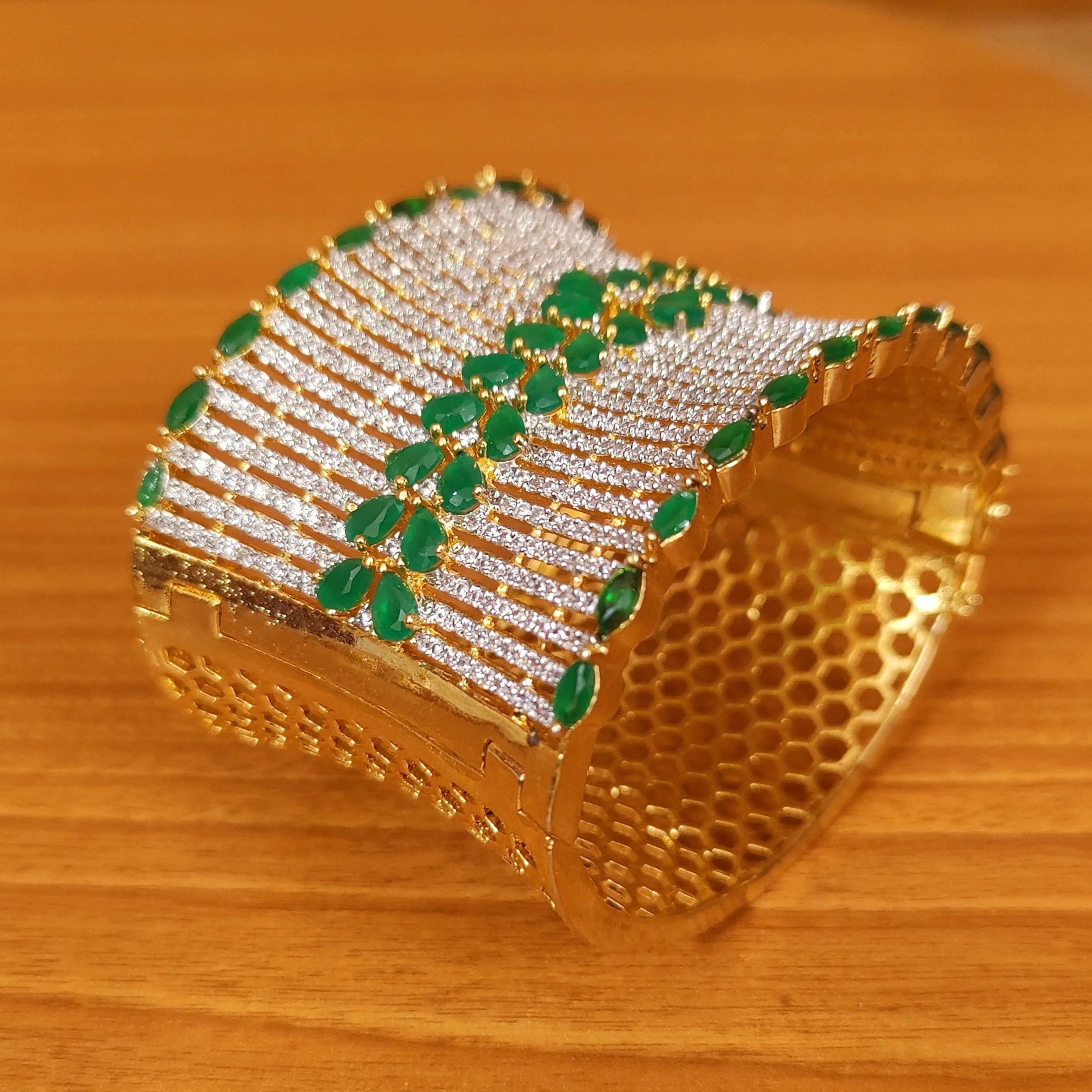 GREEN ONYX DIAMOND LOOK CZ STUDDED BROAD OPENABLE BRACELET