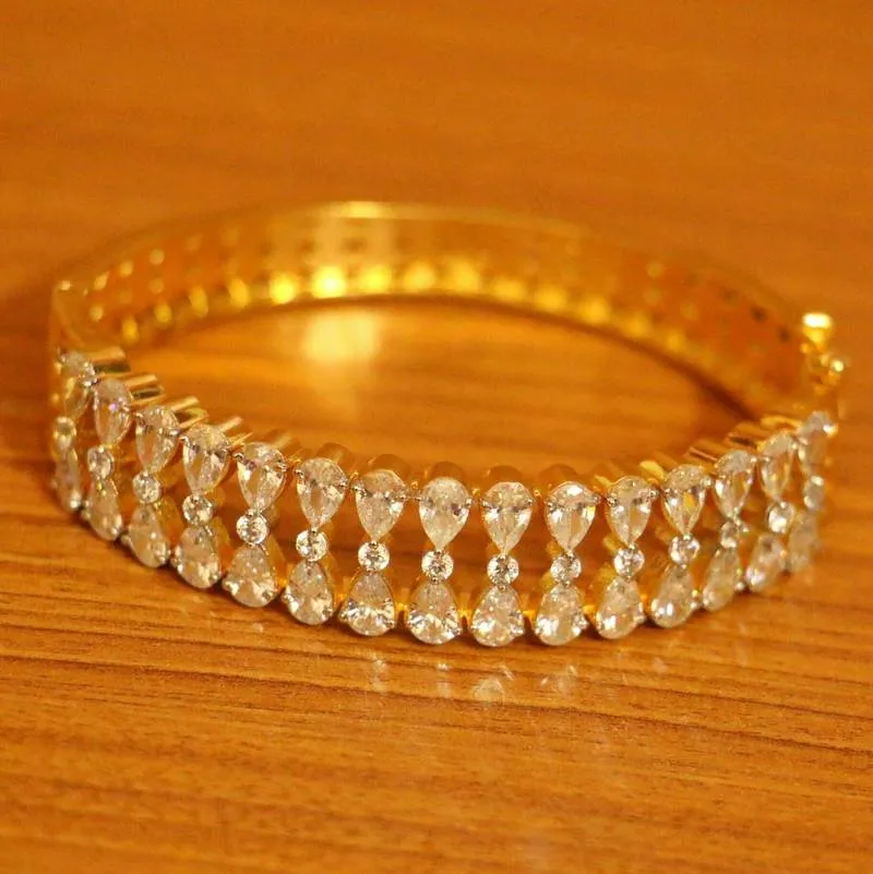 PEAR SHAPED DAIMOND LOOK OPENABLE BRACELET