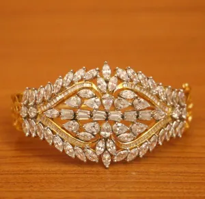 SIGNITY STUDDED DIAMOND LOOK OPENALE BRACELET