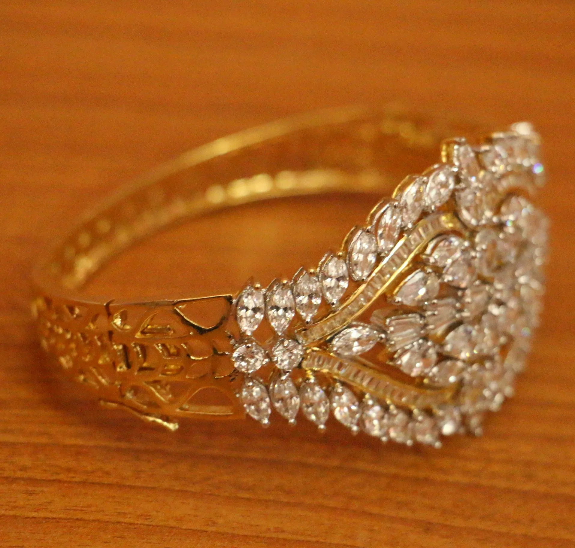 SIGNITY STUDDED DIAMOND LOOK OPENALE BRACELET
